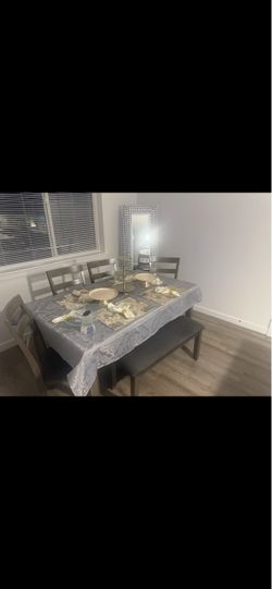 Like new dining table from Ashley set 6 with chairs and table!
