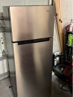 Vissani 7.1 cu ft refrigerator w/ freezer.. PLEASE READ SPECS AND SIZE
