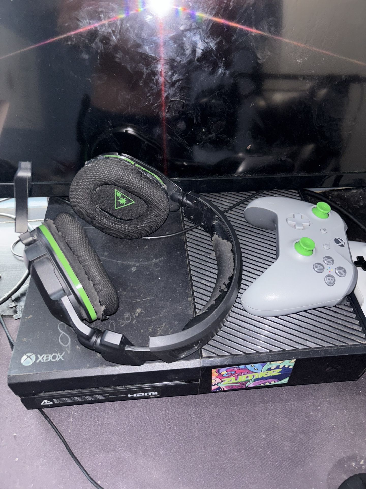 XBOX BUNDLE Headset, 2 Controllers, TV/Monitor