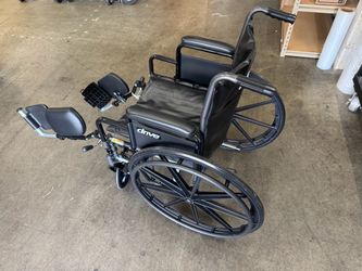 Drive Medical Wheelchair with Elevating Leg Rest