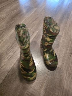 Boys Rain Boots (Size 13)