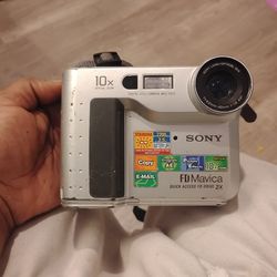 vintage Sony Mavica MVC-FD75 digital camera
