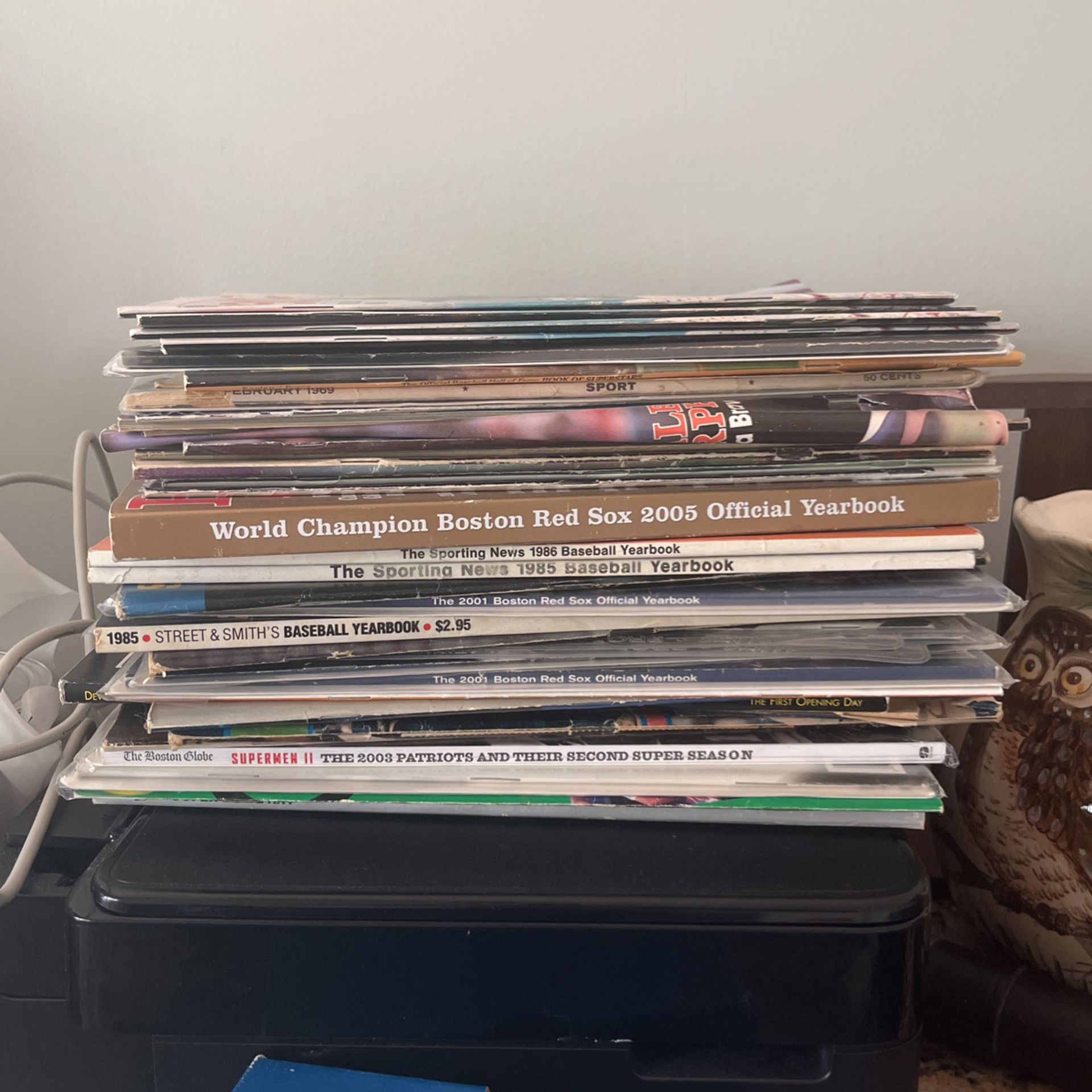 Stack Of Red Sox, Patriots, Etc Magazines And Yearbooks Memorabilia