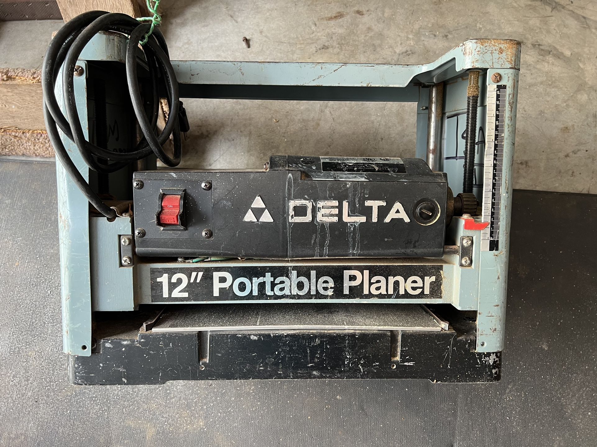 Delta 12”x5.9” Portable Planer Model 22-540 (w/extra set of knives)