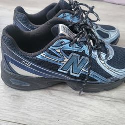 New Balance 740  Size 8