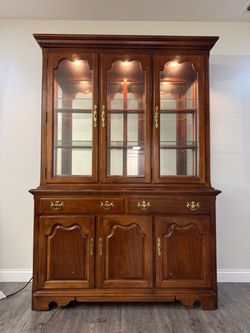 Thomasville China Cabinet - Free Delivery