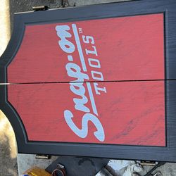 Snap on wooden dart board
