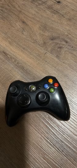 Black Xbox 360 controller