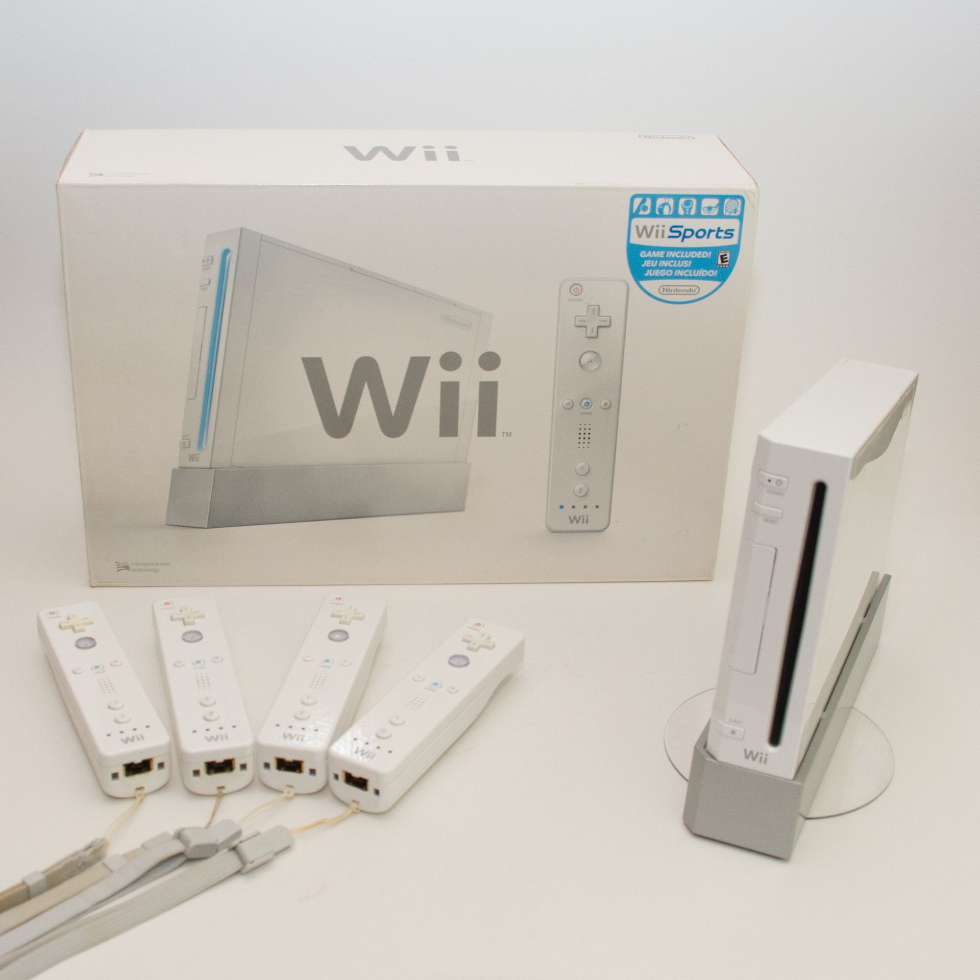 Nintendo Wii Bundle (console, controllers and games)