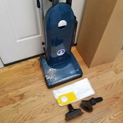 NEW cond RICCAR COMMERCIAL VACUUM WITH COMPLETE ATTACHMENTS  , AMAZING POWER SUCTION  , WORKS EXCELLENT  , IN THE BOX 