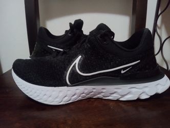 Like new Nike React Flyknit size 9.5 Men's 11 Women $40