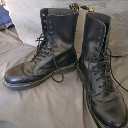 DR  MARTENS Air Wair 10 Hole Combat Boots