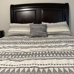 Signature Design by Ashley Harmony 4 Piece Queen Size Bedroom Set