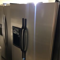 Hotpoint  Refrigerator Side By Side  Stainless 