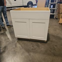 8 36" BASE Shaker Cabinets & 4 30" BASE Cabinets