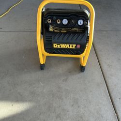 DEWALT 2.5 Gal. Portable Electric Heavy Duty 200 PSI Quiet Air Compressor