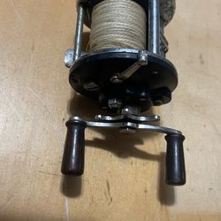 Classic Penn bait caster level wind reel
