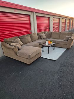 *Free delivery* Brown Sectional Couch U shape ashley 3 piece 5 pillows *Read description* Couch only