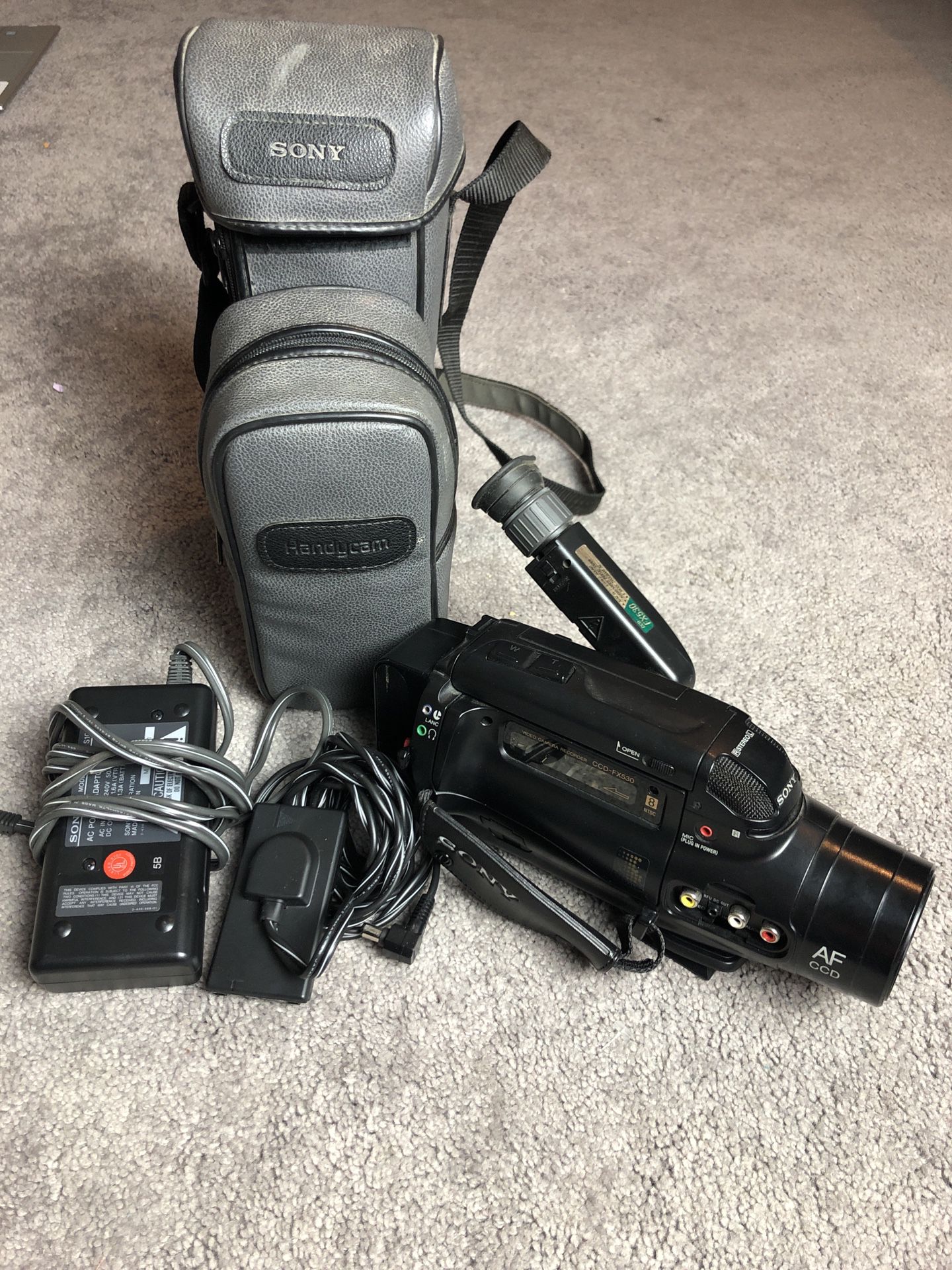 Sony CCD-FX530 Handycam Video 8 With Charger Carrying Case - Tested Working