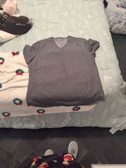 Fabletics, gray jogger pants in size large and gray V-neck scrub top in size extra large. Never worn.