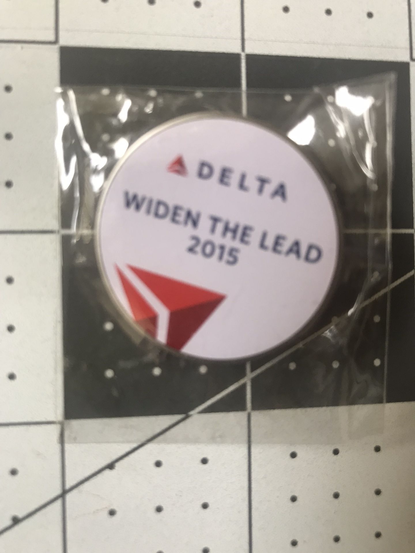Brand new DELTA AIR LINES - WIDEN THE LEAD 2015 - CIRCULAR PIN