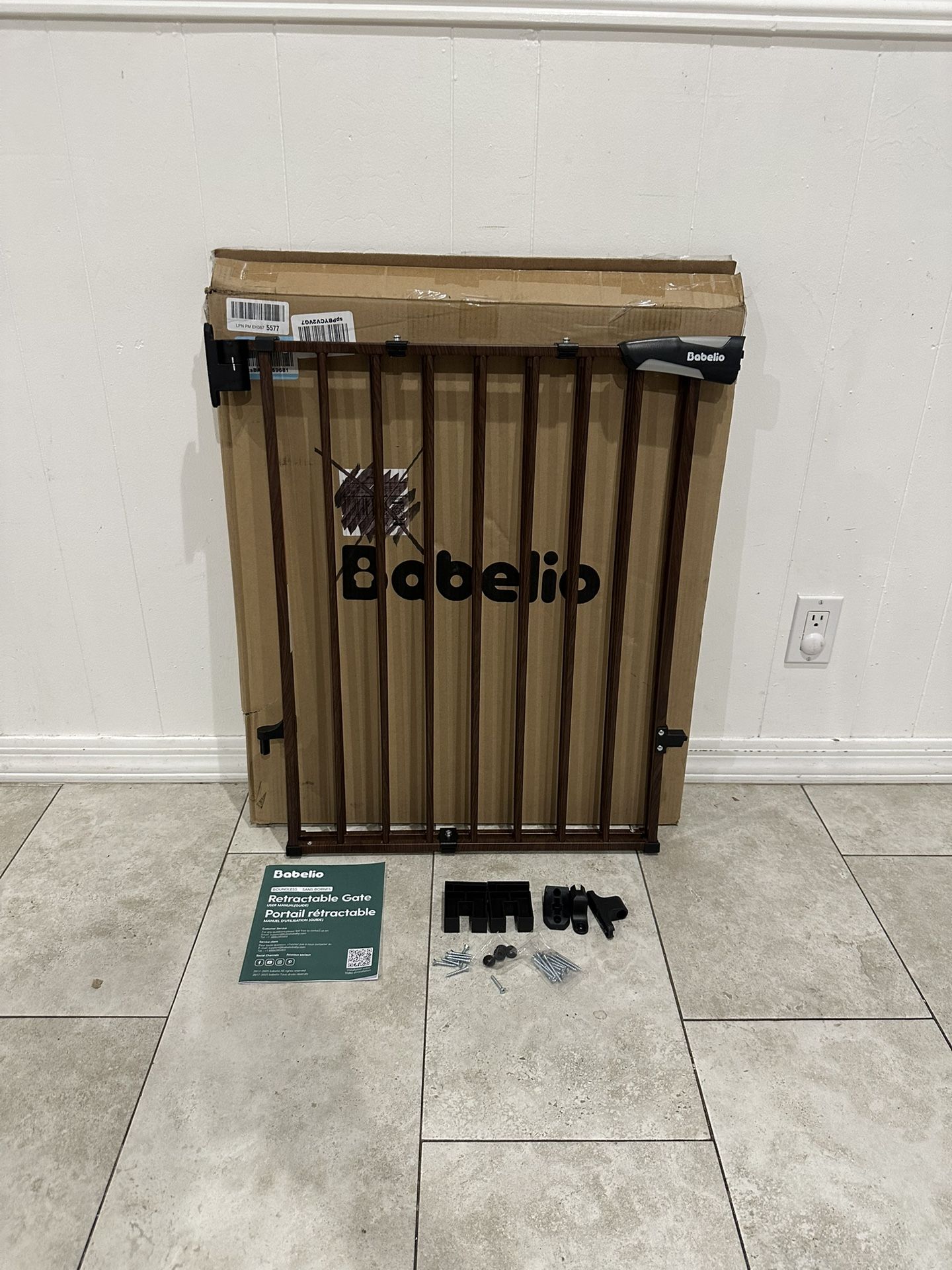 Extra Wide Pet Gate / Baby Gate - Fits Openings 26” - 43”