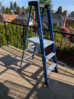 Louisville Platform 5ft Fiberglass Ladder