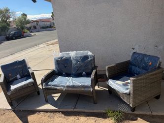BRAND NEW PATIO SET (new ASSAMBLED from the box)