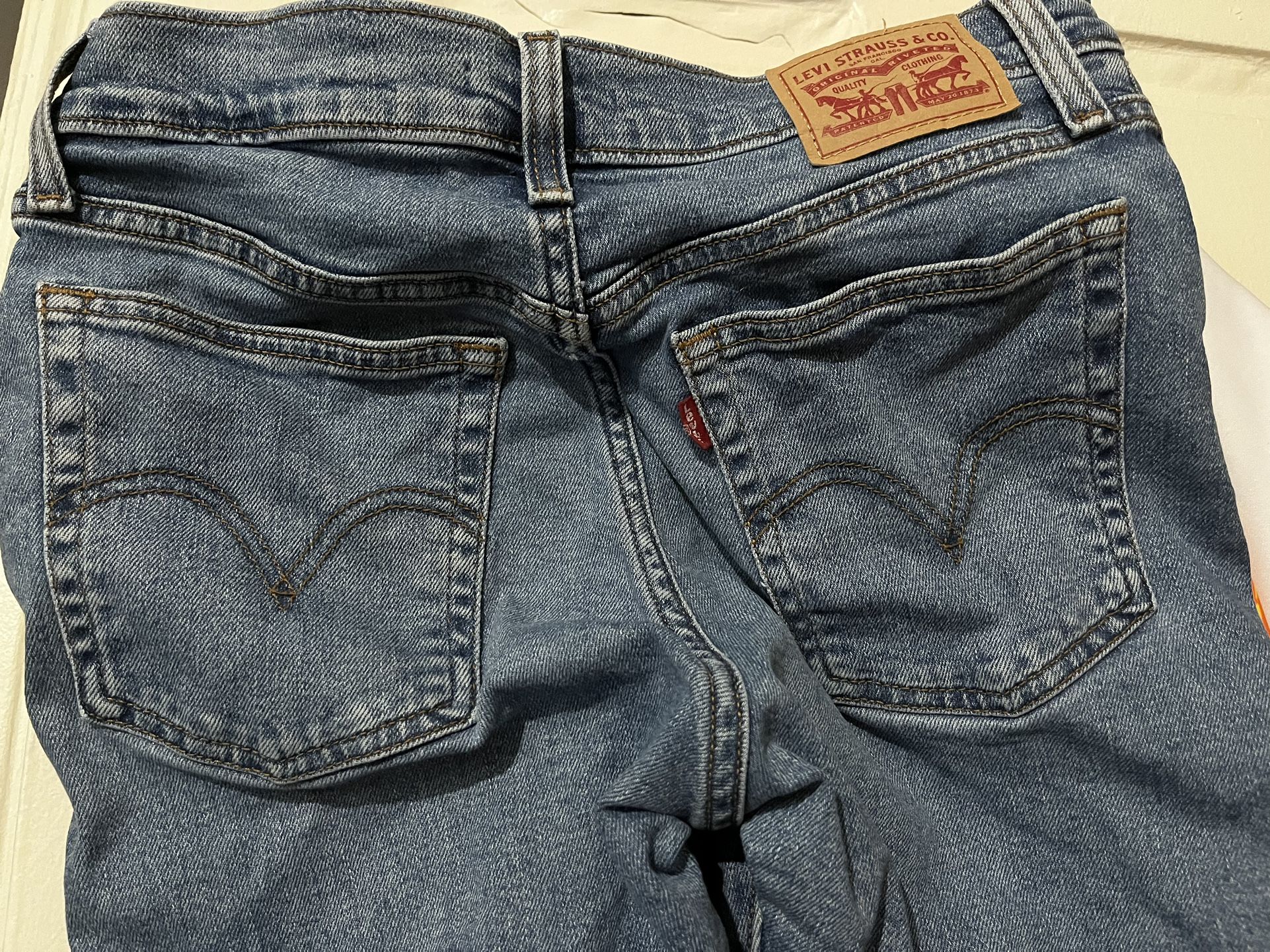 Levi Jeans Size 28 High Waisted