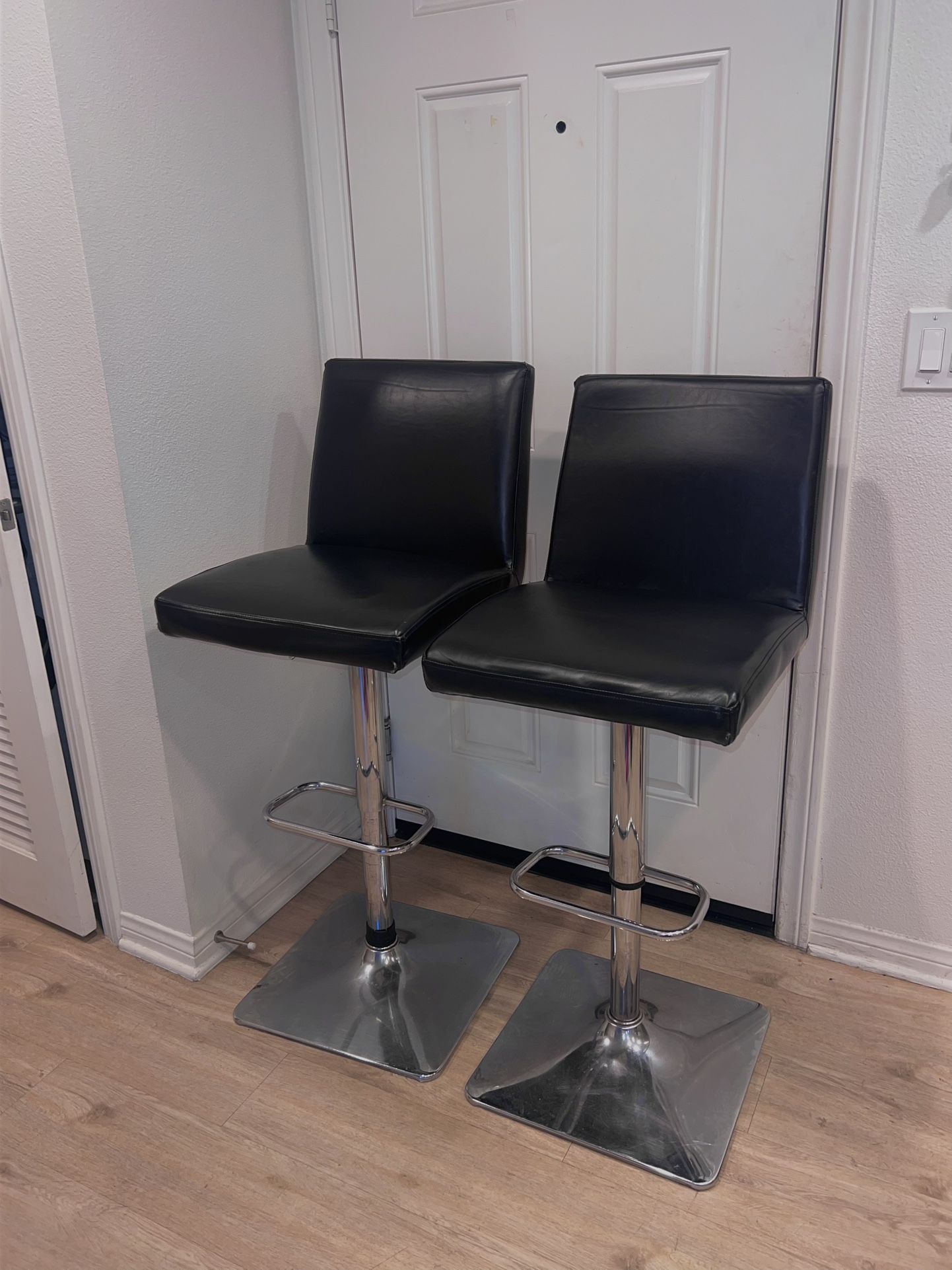 Set Of Modern Black Leather Bar Stools Swivel Adjustable