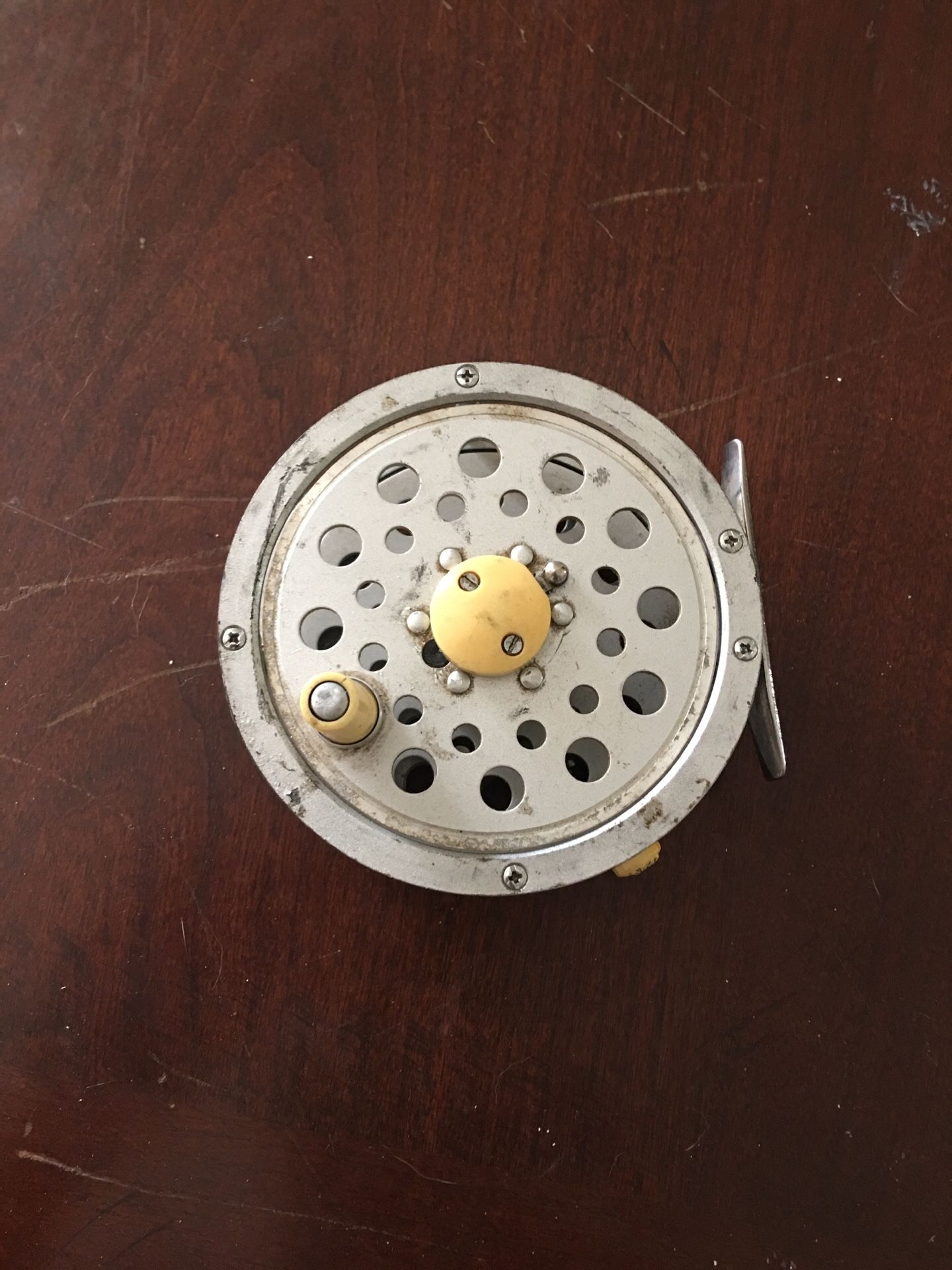 Left handed fly fishing reel