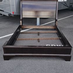 Queen size bed frame (DELIVER OPTION)