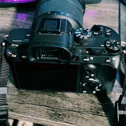 Sony A7III + 28-70mm Kit Lens + Sony 50mm f/1.8 Prime – Under 1,000 Shutter Count – Pristine Condition
