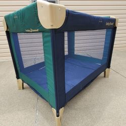 Travel  baby crib / pack-in-play