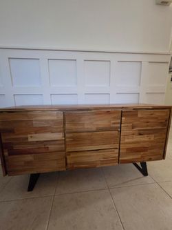 Solid acacia wood table