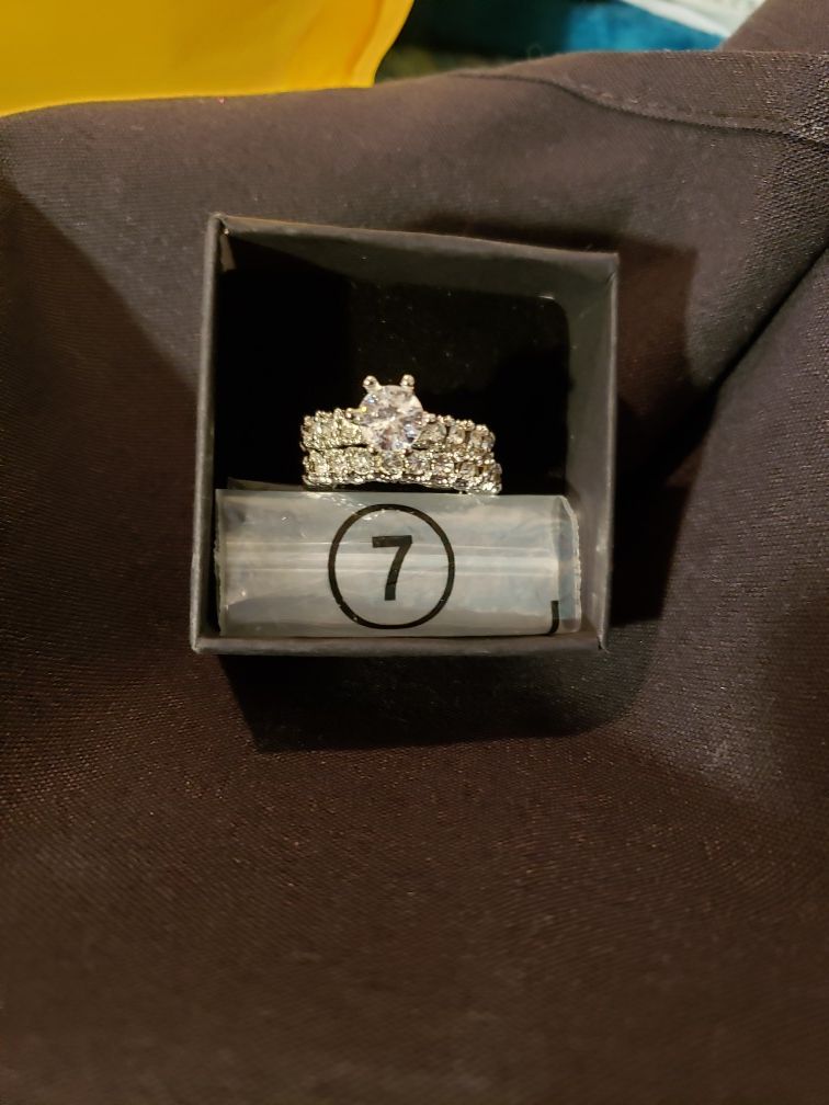 Stunning 1 plus k.. Zirconia Wedding Set