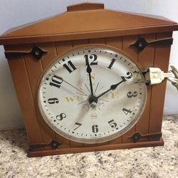 RELOJ ANTIGUO DE MADERA  DISEÑO CASITA