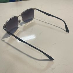 Rb3569 Rayban sunglasses in good conditions.  Askin$30.00
