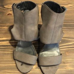 Nine West heels size 6 in a grey taupe color  Button around the ankle