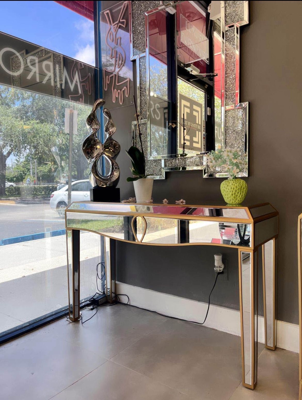 CONSOLE TABLE MIRRORED GOLD DETAILS