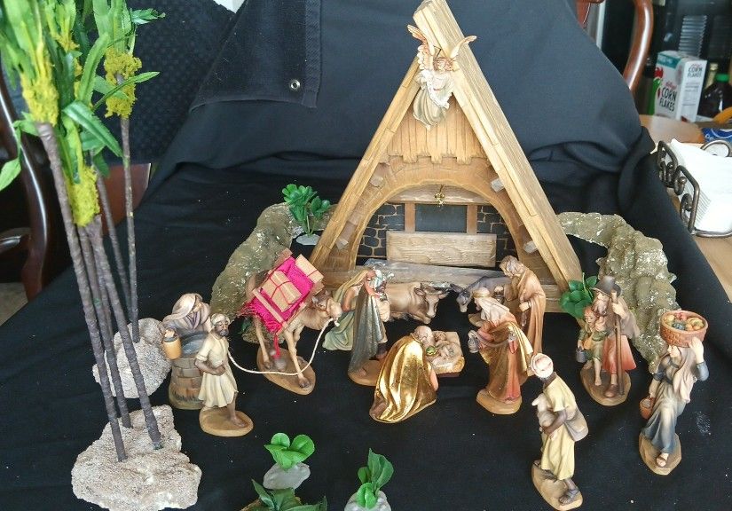ANRI Nativity Set 15 Pcs Plus Mangler And Plants