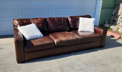 Gorgeous Leather living Spaces Couch