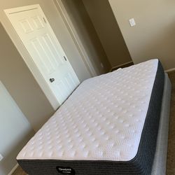 QUEEN BEAUTYREST PRESSURESMART MATTRESS AND FREE BOX SPRING