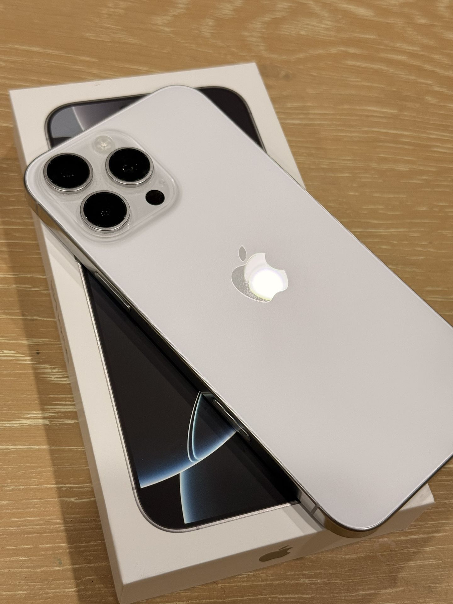 UNLOCKED iPhone 16 Pro Max 256GB White