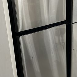 💥Great Saving💥21.9 cu. ft. Top Freezer Refrigerator in Finger Resistant Stainless, Garage Ready