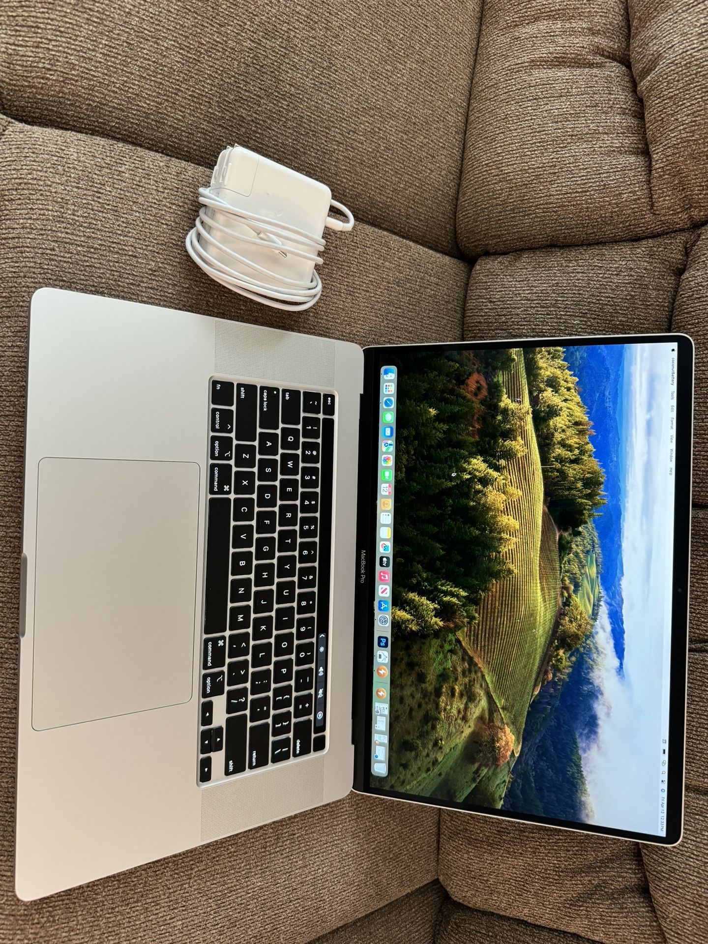 2019/2020 MacBook Pro 16”, i7 2.6ghz 6 Cores, 32gb ram,512gb.4GB graphic,33 Battery Cycles, Excellen