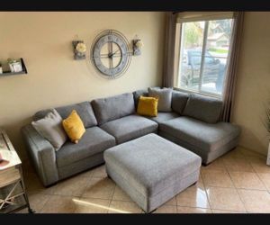 DELIVERY AVAILABLE 🚛! Gorgeous Grey Sectional couch from COSTCO LIKE NEW !