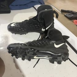Men’s Soccer Cleats Size 9.5