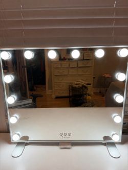 White Computer Desk / Vanity Desk – Great Condition