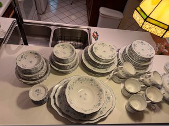 Vintage Johann Haviland Bavaria Blue Garland Pattern 99 piece China Set